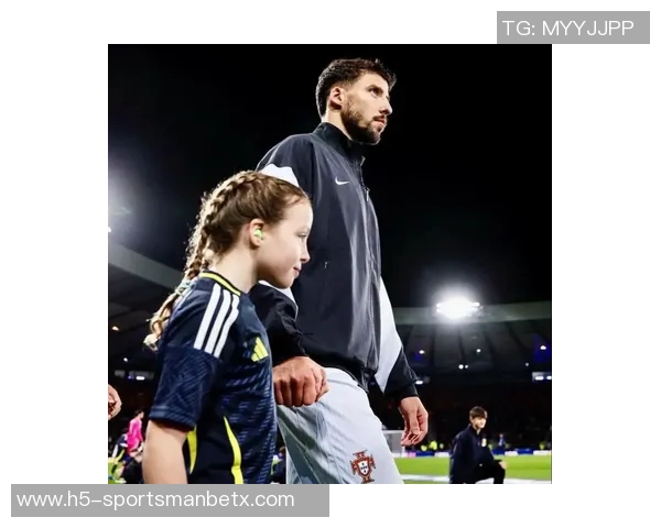 鲁本迪亚斯女友现场助威曼城感受客场氛围与众不同